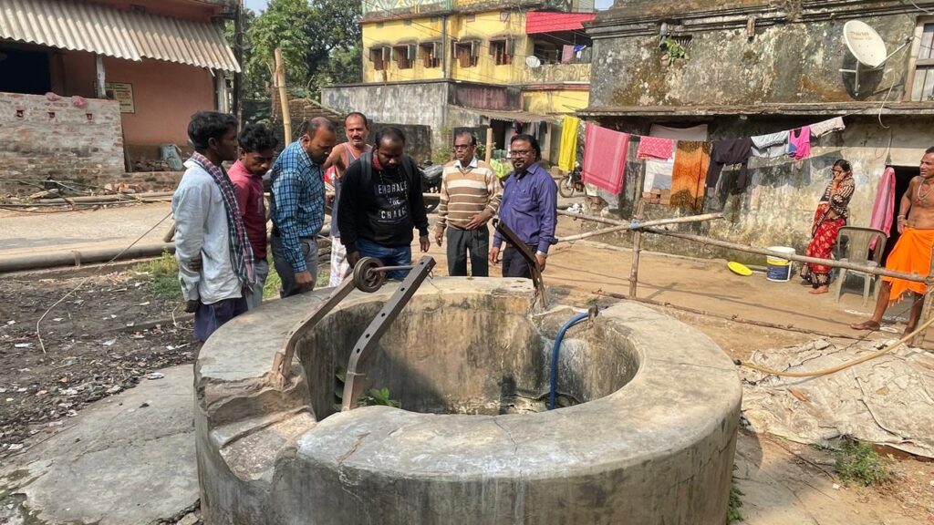 चाकुलिया: नामोपाड़ा का पुराना सरकारी कुआँ खतरनाक स्थिति में, ग्रामीणों की शिकायत पर अधिकारियों ने लिया जायजा
