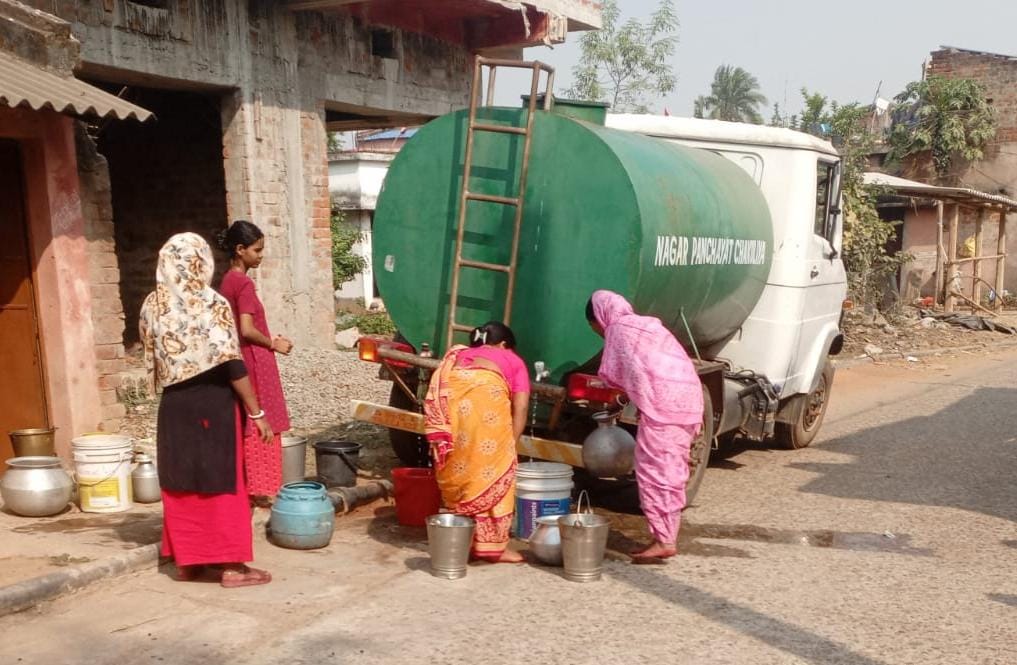 चाकुलिया: नामोपाड़ा में सात माह से बंद सोलर जलापूर्ति योजना, टैंकर से राहत पहुँची — पेयजल संकट ने ग्रामीणों की मुश्किलें बढ़ाईं