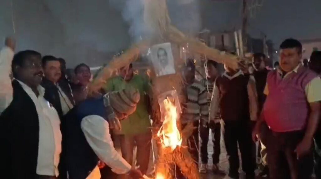 भुइयाँडीह में सड़क चौड़ीकरण के विरोध में भड़का गुस्सा, बस्तीवासियों ने किया मुख्यमंत्री का पुतला दहन