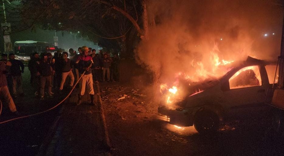 एग्रिको सिग्नल के पास गैरेज में भीषण आग, कार और ऑटो जलकर खाक