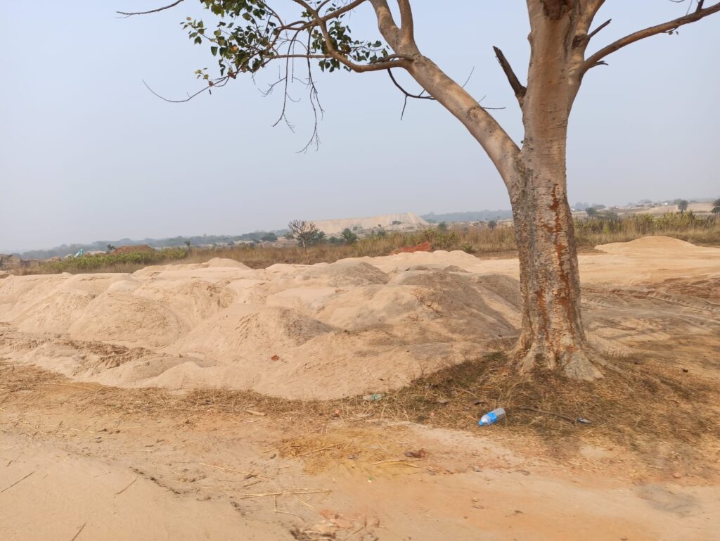 अबुआ खबर के असर से हरकत में प्रशासन, बहरागोड़ा में 15 हजार सीएफटी अवैध बालू जब्त