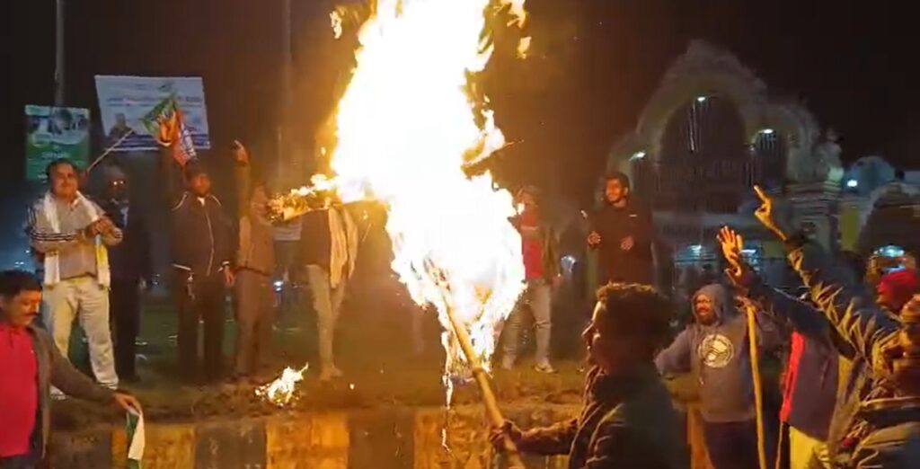 बांग्लादेश मुद्दे पर जमशेदपुर में विरोध प्रदर्शन, भाजपा ने किया पुतला दहन