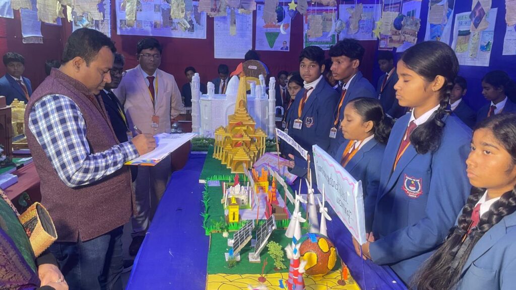 नन्हे वैज्ञानिकों का कमाल! रामकृष्ण विवेकानंद इंटरनेशनल इंग्लिश हाई स्कूल में विज्ञान प्रदर्शनी का आयोजन