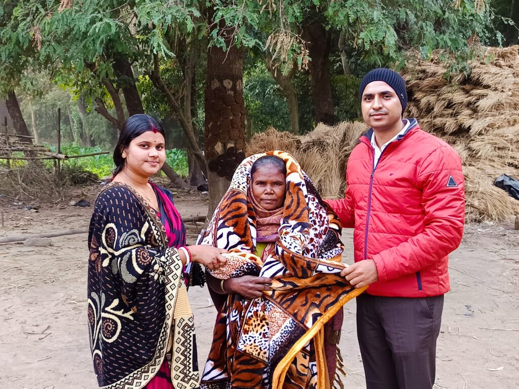 कड़ाके की ठंड में प्रशासन की राहत पहल, बीडीओ केशव भारती ने सबर परिवारों को बांटे कंबल