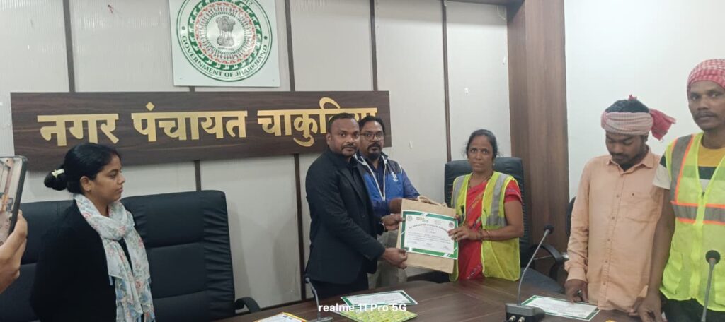 नगर पंचायत कार्यालय में सफाई कर्मियों का दो दिवसीय विशेष प्रशिक्षण के उपरांत किट एवं सर्टिफिकेट का वितरण। स्वच्छ सर्वेक्षण 2025–26