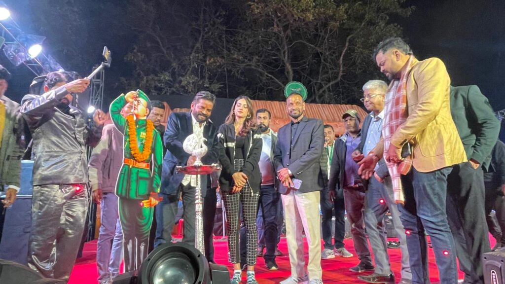 चाकुलिया: गूंज महोत्सव का भव्य आगाज, अभिनेत्री नुसरत जहां ने बिखेरा जलवा