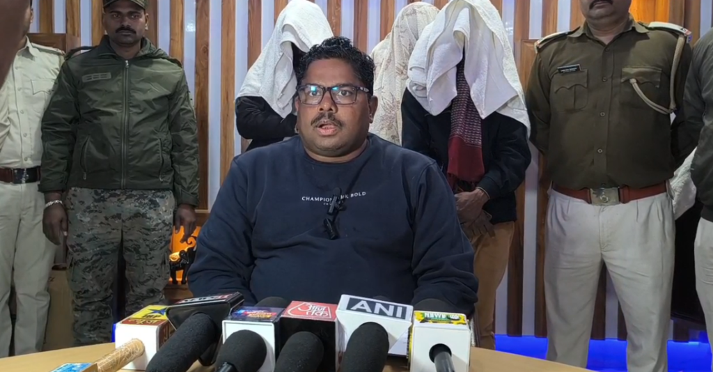 जमशेदपुर में वन्यजीव तस्करी पर वन विभाग की बड़ी कार्रवाई, 70 से अधिक तोते बरामद, तीन तस्कर गिरफ्तार