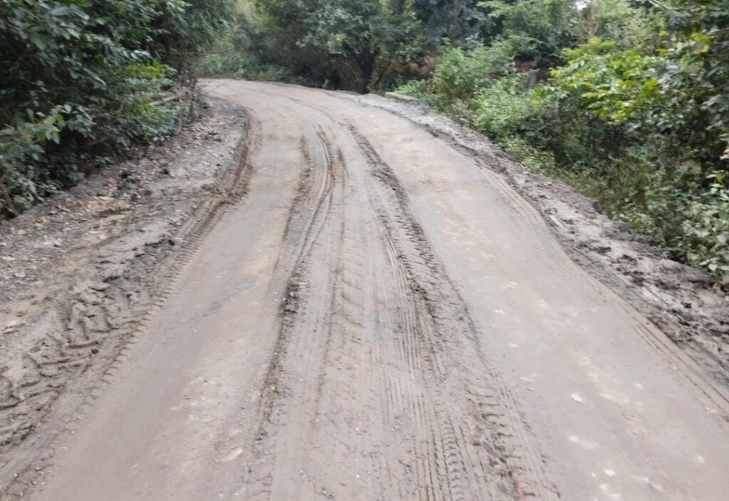 बहरागोड़ा प्रखंड के कई गांवों की सड़कें जर्जर, ग्रामीणों की परेशानी बढ़ी