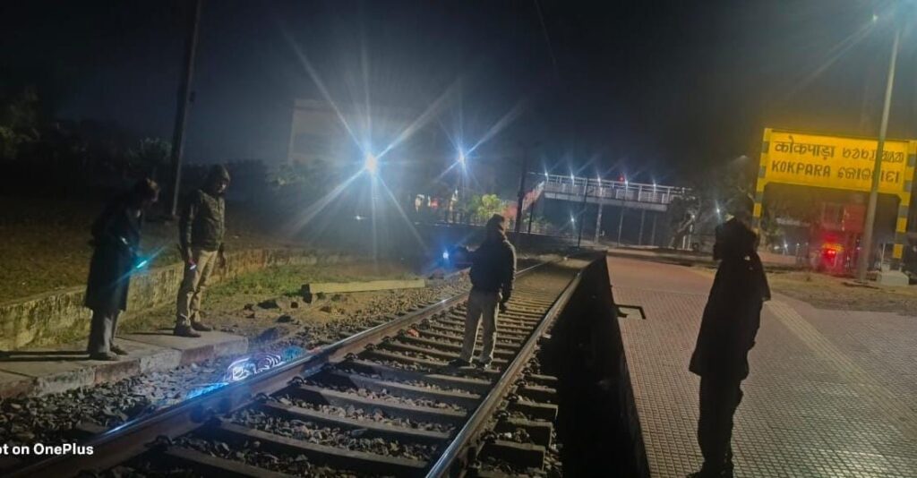 कोकपाड़ा स्टेशन पर ट्रेन की चपेट में आने से महिला की मौत, अधूरे फुट ओवर ब्रिज पर उठे सवाल