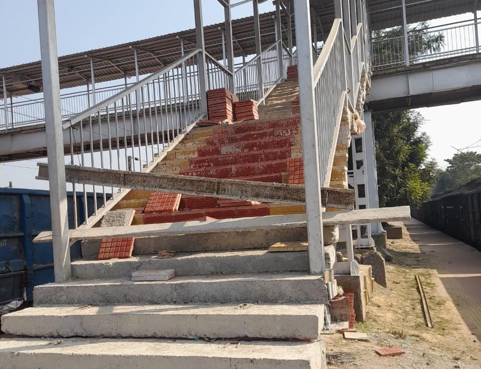 चाकुलिया: कोकपाड़ा स्टेशन पर अधूरा फुट ओवर ब्रिज, यात्रियों में रोष