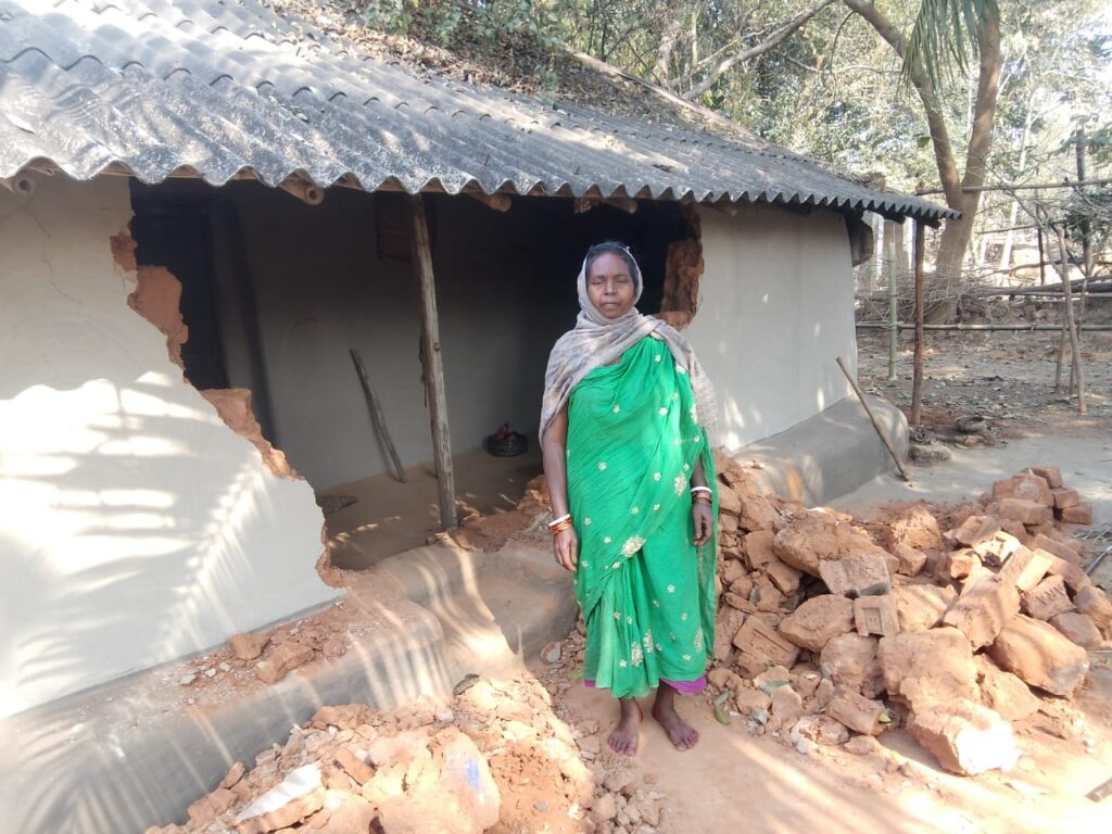 चाकुलिया : रूपुषकुंडी गांव में तड़के जंगली हाथी का उत्पात, घर और लैंपस को पहुंचा नुकसान