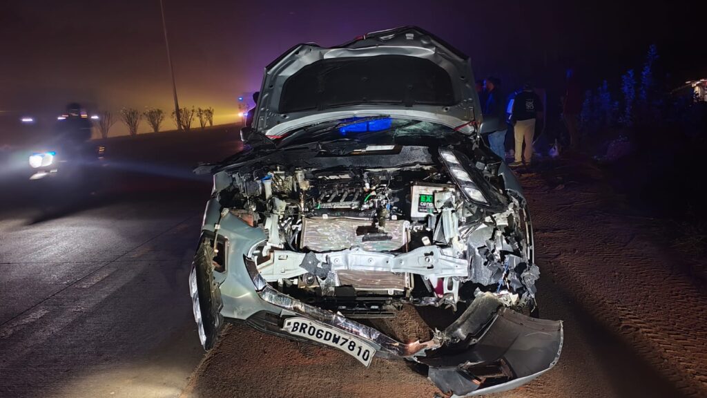 रफ्तार बनी मौत की वजह: कार की टक्कर से सांड की जान गई, एयरबैग ने बचाई दो जिंदगियाँ