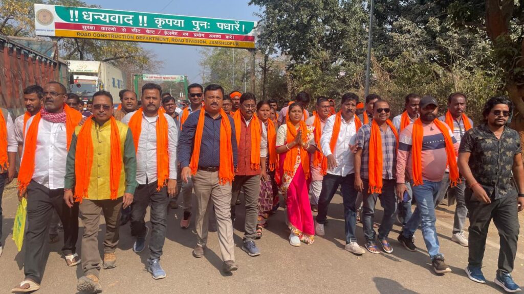 चाकुलिया: भाजपा समर्थित प्रत्याशी चंदना मुर्मू ने अध्यक्ष पद के लिए नामांकन दाखिल किया