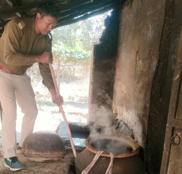 चाकुलिया: नगर पंचायत चुनाव के मद्देनजर पुलिस की बड़ी कार्रवाई, शराब की दो भट्ठियां और भारी मात्रा में जावा महुआ नष्ट