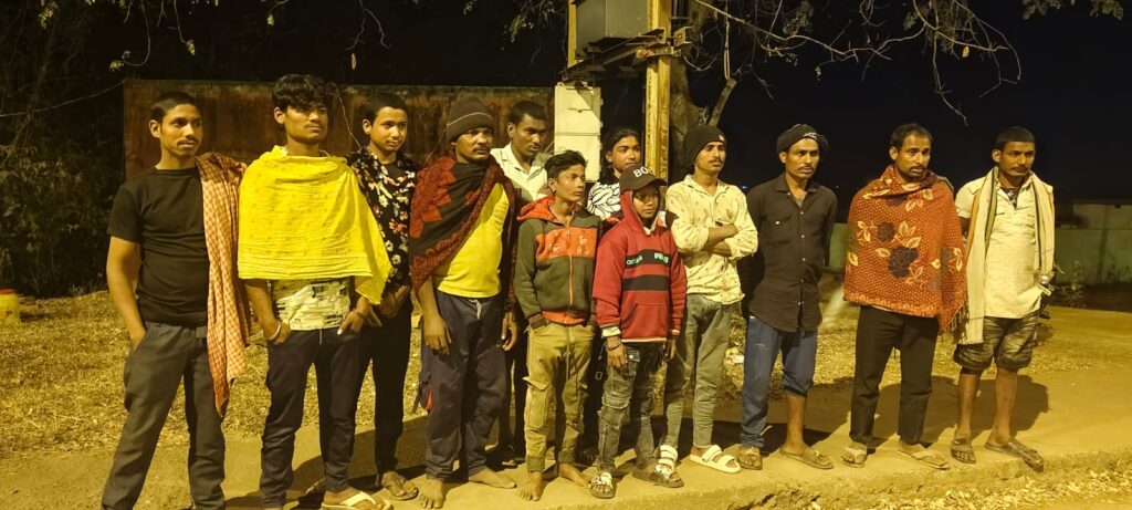 जगन्नाथपुर चौक: शहद निकालते संदिग्ध ग्रामीणों ने पकड़े, पुलिस जांच में खुलासा