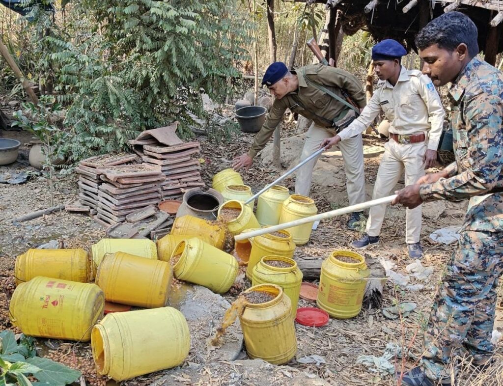 चाकुलिया में पुलिस का बड़ा अभियान: धोबाशोल व केंदाडांगरी में अवैध शराब भट्ठियां नष्ट