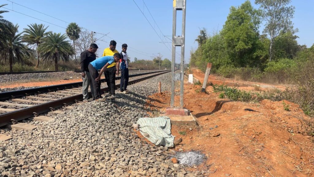 चाकुलिया में रेलवे ट्रैक किनारे वृद्ध महिला का शव बरामद