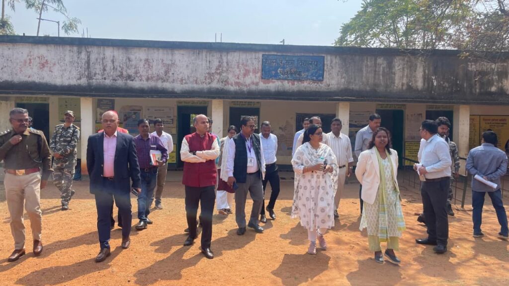 चाकुलिया में नगर पंचायत चुनाव की तैयारियों की समीक्षा, उपायुक्त ने किया बूथों का निरीक्षण