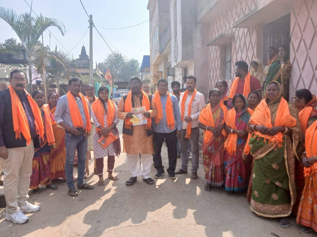 चाकुलिया: चन्दना मुर्मू के समर्थन में पूर्व मंत्री दुलाल भुईयां का डोर-टू-डोर अभियान