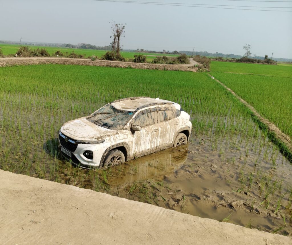 अनियंत्रित होकर धान के खेत में घुसी स्वर्ण व्यवसायी की कार, बड़ा हादसा टला