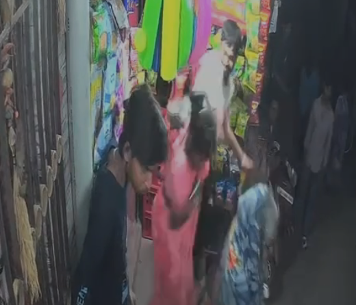 जमशेदपुर में महिला से सरेआम छेड़खानी और मारपीट, CCTV वीडियो वायरल; एक आरोपी गिरफ्तार