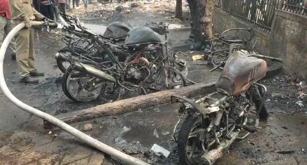 साकची गुरुद्वारा के पीछे लगी आग, पांच बाइक व कई साइकिल जलकर खाक