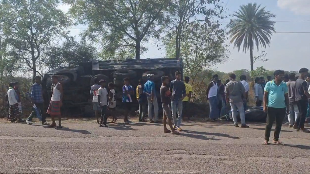 जमशेदपुर में तेज रफ्तार हाईवा का कहर, 6 घायल; गुस्साए लोगों ने सड़क जाम किया