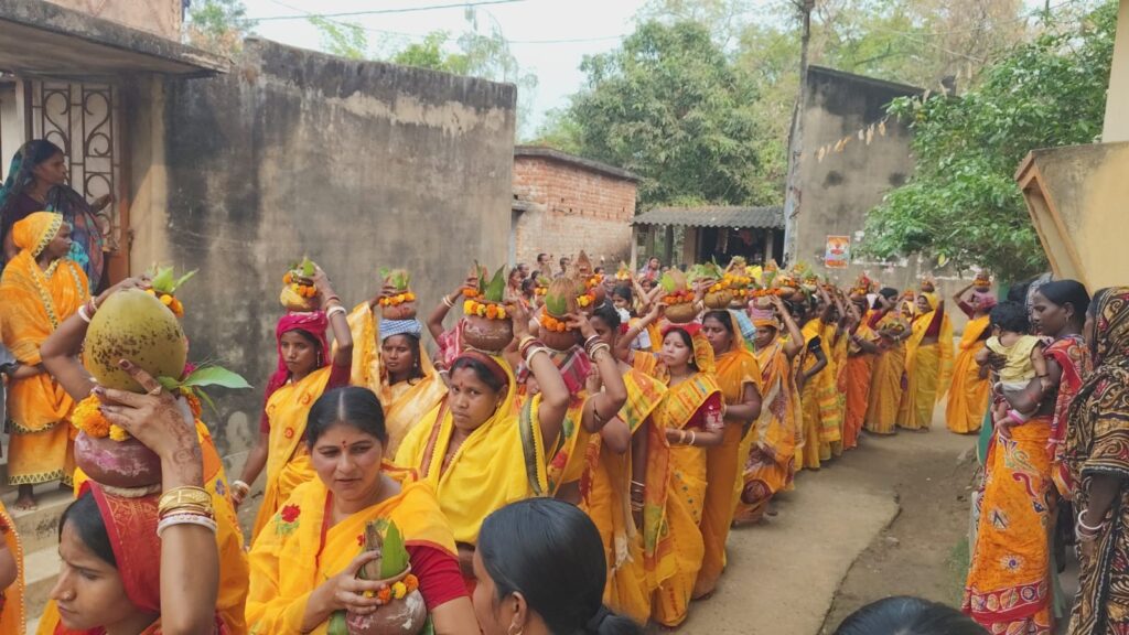 गुरुरसाई में माँ शीतला की प्राण प्रतिष्ठा, 108 महिलाओं ने निकाली भव्य कलश यात्रा