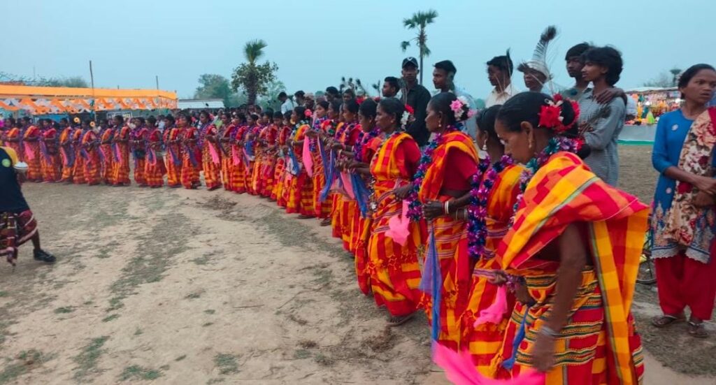 कदमडीहा गांव के फुटबॉल मैदान में आयोजित हुआ पुनुई पत्ता नाच कार्यक्रम