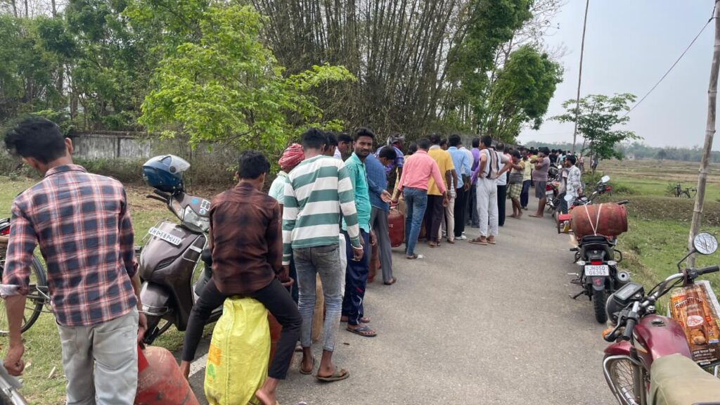 चाकुलिया में गैस किल्लत से हड़कंप, भोर से कतार, पुलिस तैनात