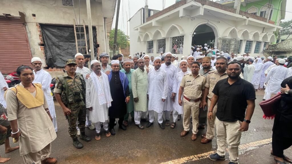 चाकुलिया में आपसी भाईचारे के साथ मनी ईद, नमाज अदा