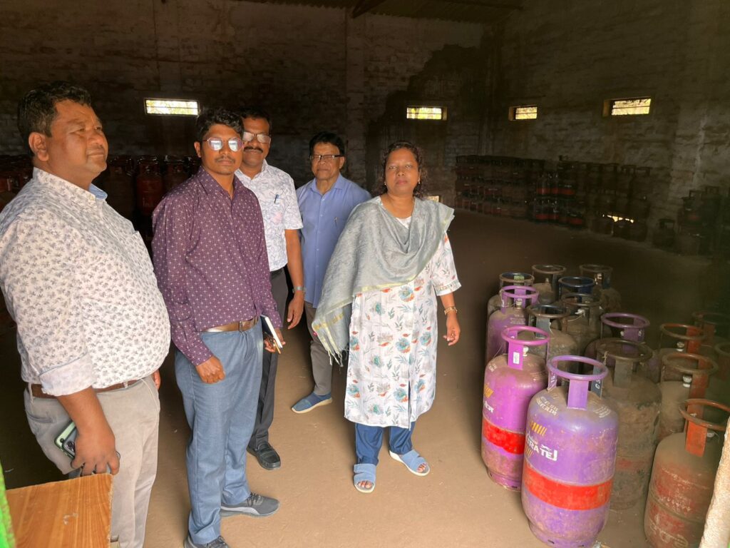 चाकुलिया में गैस गोदामों पर छापा, किल्लत-कालाबाजारी की जांच