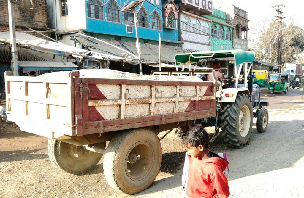 चाकुलिया: स्वर्ण रेखा नदी से अवैध बालू के कारोबार का हब बन गया है श्यामसुंदरपुर थाना क्षेत्र