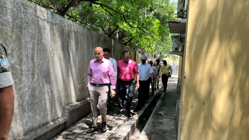 समाहरणालय में DC का औचक निरीक्षण, कई निर्देश जारी