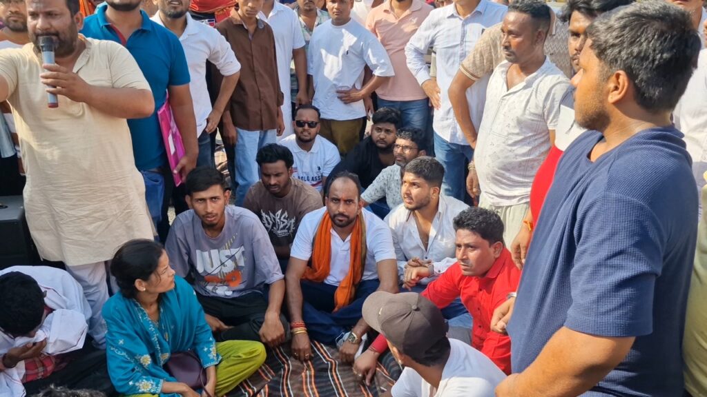 जमशेदपुर: टाटा मोटर्स गेट पर मजदूरों का प्रदर्शन हुआ उग्र, पुलिस से झड़प