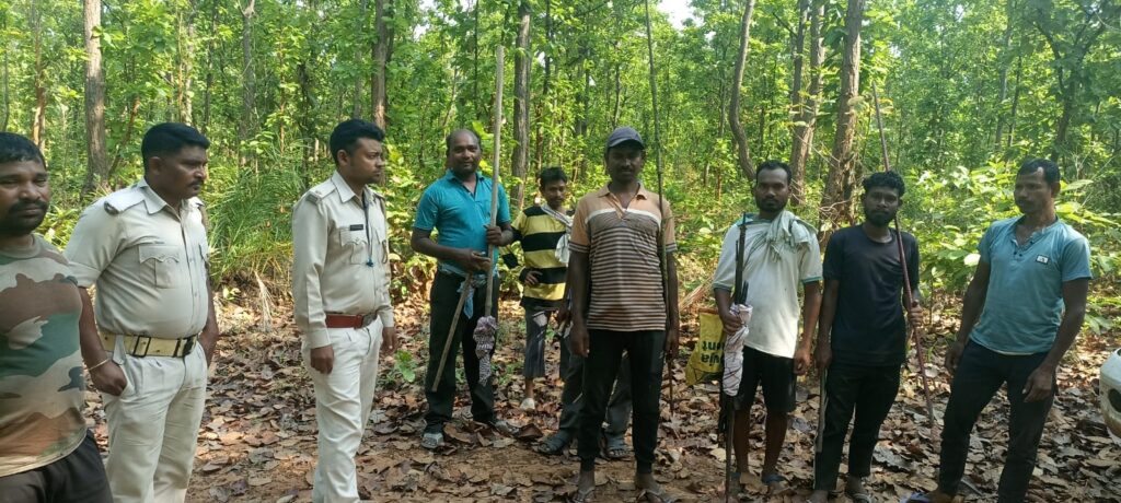 चाकुलिया के राजाबासा जंगल में सेंदरा परंपरा को लेकर जुटे ग्रामीण, वन विभाग ने शिकार से रोका