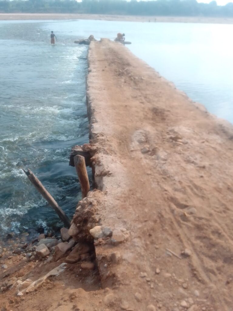 बालू माफियाओं का कारनामा: स्वर्णरेखा नदी में ह्यूम पाइप के पुल बना कर हो रहा बालू का अवैध उत्खनन