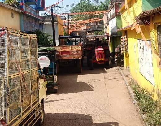 चाकुलिया: ना ड्राइविंग लाइसेंस और ना नंबर प्लेट, सड़कों पर नाबालिग दौड़ाते हैं अवैध बालू से लदे ट्रैक्टर