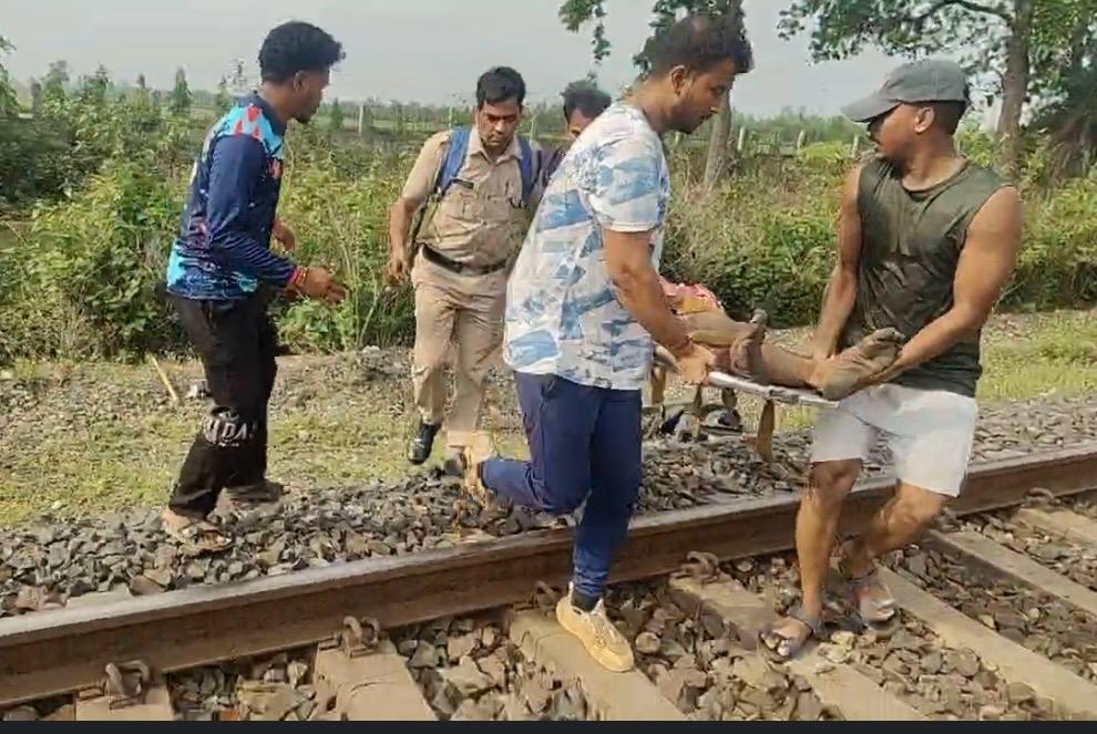 चाकुलिया: रेलवे ट्रैक किनारे नग्न अवस्था में मिला घायल युवक, इलाज के दौरान मौत
